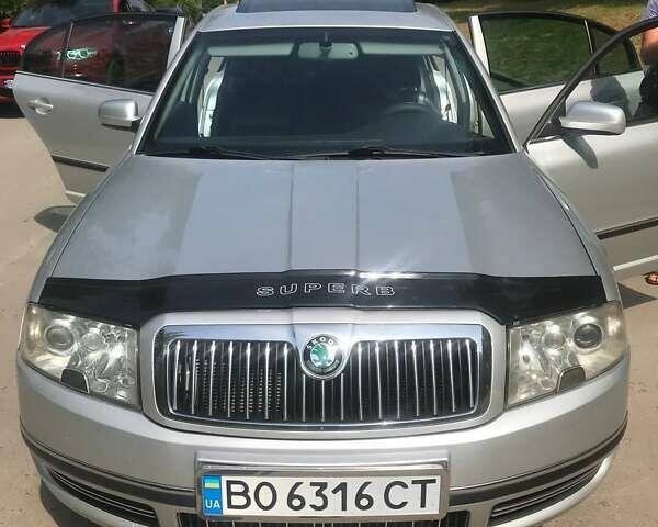 Серый Шкода Суперб, объемом двигателя 2.5 л и пробегом 305 тыс. км за 6500 $, фото 1 на Automoto.ua