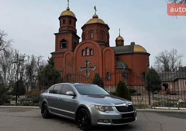 Серый Шкода Суперб, объемом двигателя 0 л и пробегом 187 тыс. км за 9899 $, фото 1 на Automoto.ua