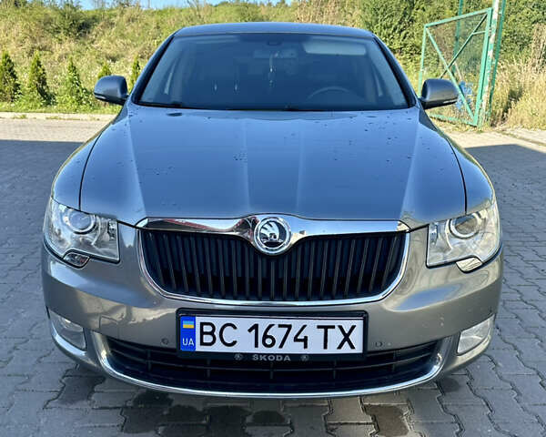 Сірий Шкода Суперб, об'ємом двигуна 2 л та пробігом 286 тис. км за 9800 $, фото 1 на Automoto.ua