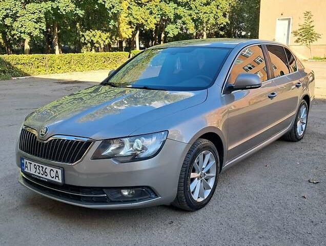 Сірий Шкода Суперб, об'ємом двигуна 2 л та пробігом 174 тис. км за 13300 $, фото 1 на Automoto.ua