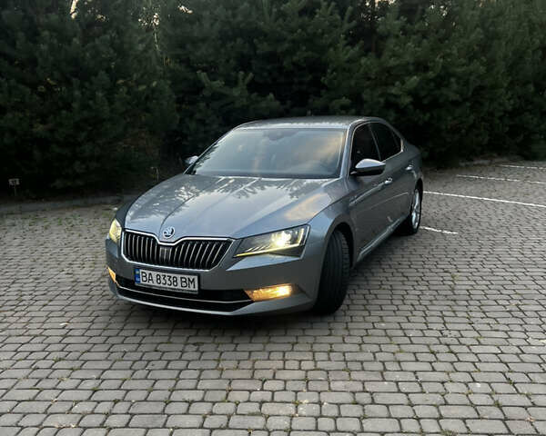 Серый Шкода Суперб, объемом двигателя 2 л и пробегом 297 тыс. км за 17000 $, фото 1 на Automoto.ua