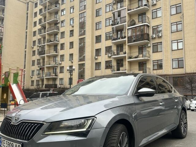 Сірий Шкода Суперб, об'ємом двигуна 2 л та пробігом 245 тис. км за 17900 $, фото 1 на Automoto.ua