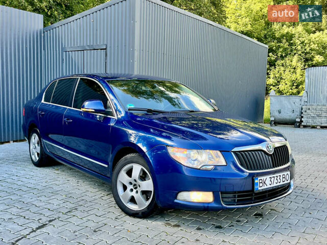 Синій Шкода Суперб, об'ємом двигуна 2 л та пробігом 313 тис. км за 10600 $, фото 1 на Automoto.ua