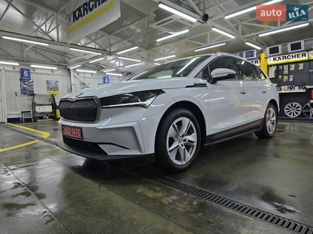 Белый Шкода Enyaq iV, объемом двигателя 0 л и пробегом 99 тыс. км за 22999 $, фото 1 на Automoto.ua