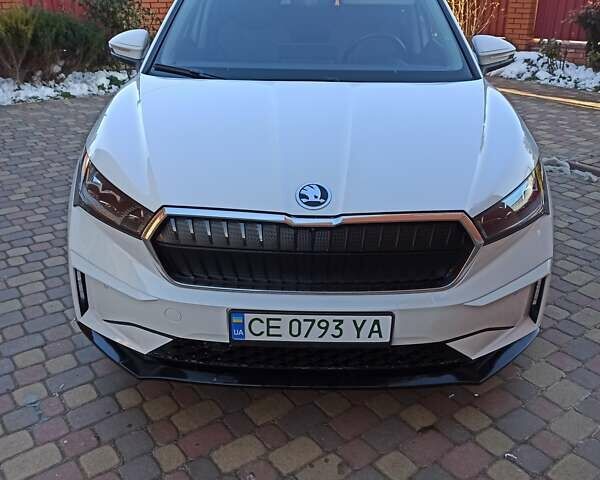 Белый Шкода Enyaq iV, объемом двигателя 0 л и пробегом 46 тыс. км за 25200 $, фото 1 на Automoto.ua