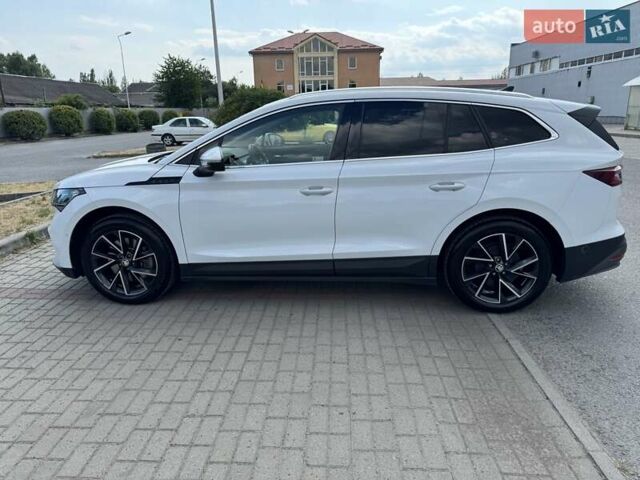 Белый Шкода Enyaq iV, объемом двигателя 0 л и пробегом 59 тыс. км за 28350 $, фото 1 на Automoto.ua