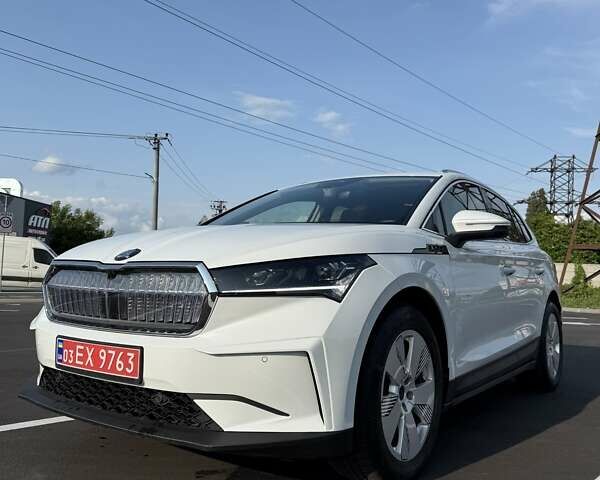 Белый Шкода Enyaq iV, объемом двигателя 0 л и пробегом 37 тыс. км за 25600 $, фото 1 на Automoto.ua