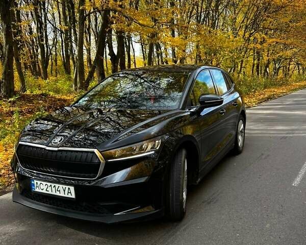 Черный Шкода Enyaq iV, объемом двигателя 0 л и пробегом 51 тыс. км за 21300 $, фото 1 на Automoto.ua