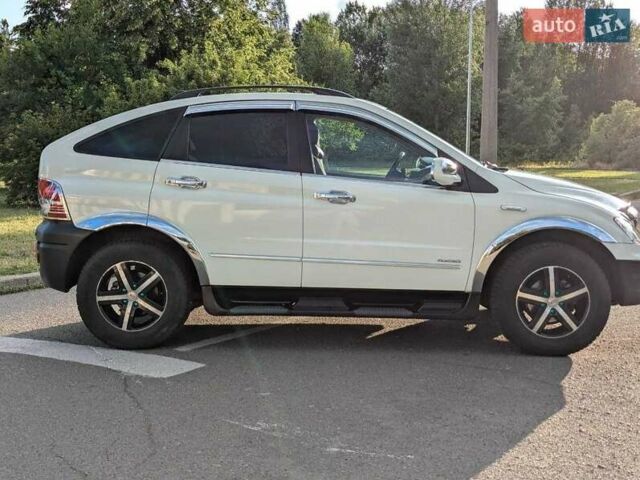 Белый Cанг Йонг Актион, объемом двигателя 2.3 л и пробегом 85 тыс. км за 8000 $, фото 1 на Automoto.ua