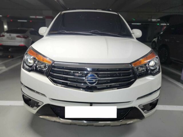 Белый Cанг Йонг Корандо, объемом двигателя 2.2 л и пробегом 64 тыс. км за 9856 $, фото 1 на Automoto.ua