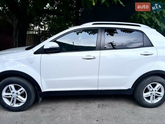 Білий Cанг Йонг Korando, об'ємом двигуна 2 л та пробігом 130 тис. км за 7800 $, фото 1 на Automoto.ua