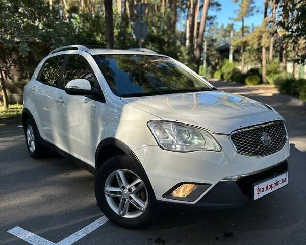 Белый Cанг Йонг Корандо, объемом двигателя 2 л и пробегом 111 тыс. км за 9300 $, фото 1 на Automoto.ua