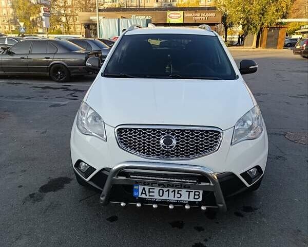 Белый Cанг Йонг Корандо, объемом двигателя 2 л и пробегом 216 тыс. км за 12000 $, фото 1 на Automoto.ua