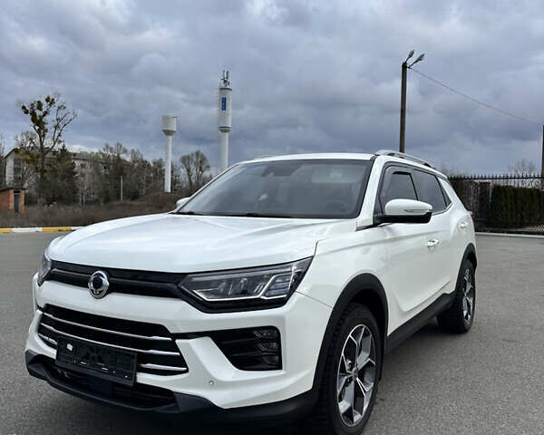 Белый Cанг Йонг Корандо, объемом двигателя 1.5 л и пробегом 64 тыс. км за 22000 $, фото 1 на Automoto.ua
