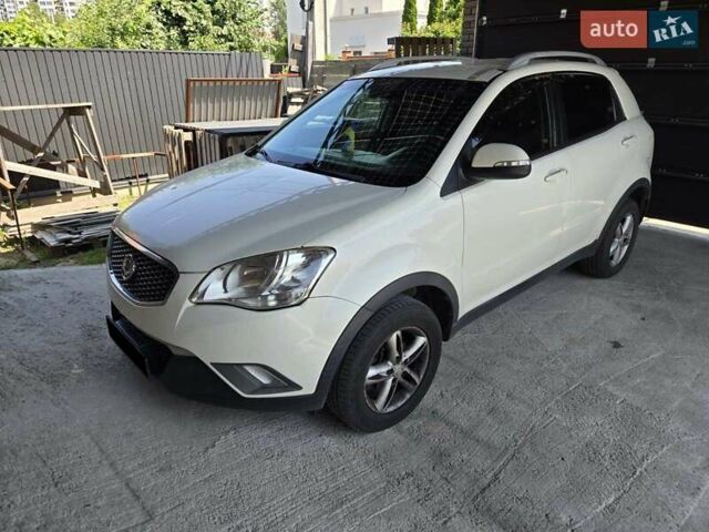 Бежевий Cанг Йонг Korando, об'ємом двигуна 2 л та пробігом 297 тис. км за 7000 $, фото 1 на Automoto.ua