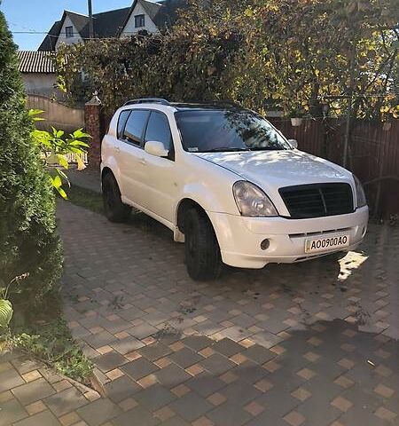 Білий Cанг Йонг Rexton II, об'ємом двигуна 2.7 л та пробігом 245 тис. км за 8500 $, фото 1 на Automoto.ua