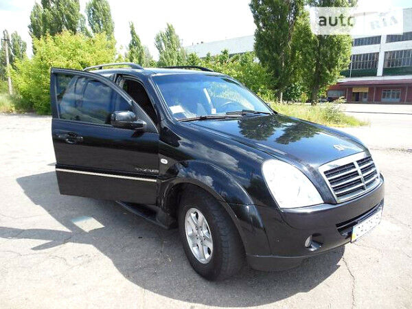 Чорний Cанг Йонг Rexton II, об'ємом двигуна 2.7 л та пробігом 160 тис. км за 12500 $, фото 1 на Automoto.ua