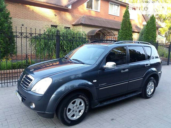 Сірий Cанг Йонг Rexton II, об'ємом двигуна 2.7 л та пробігом 131 тис. км за 11000 $, фото 1 на Automoto.ua