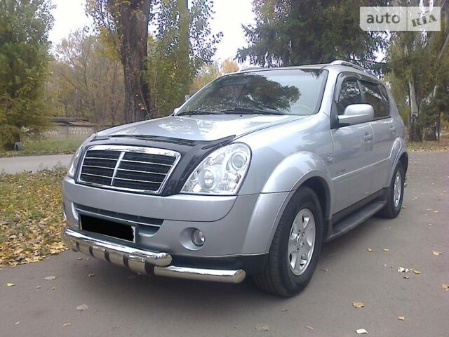 Сірий Cанг Йонг Rexton II, об'ємом двигуна 2.7 л та пробігом 121 тис. км за 11900 $, фото 1 на Automoto.ua