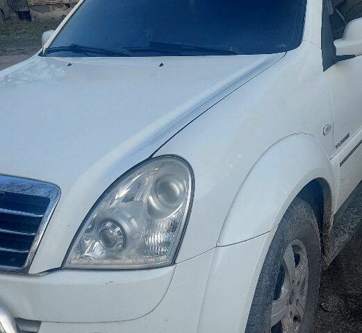 Білий Cанг Йонг Rexton, об'ємом двигуна 2.7 л та пробігом 280 тис. км за 7500 $, фото 1 на Automoto.ua