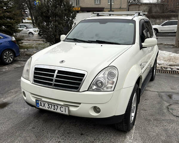 Білий Cанг Йонг Rexton, об'ємом двигуна 2.7 л та пробігом 151 тис. км за 10200 $, фото 1 на Automoto.ua