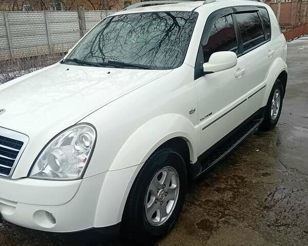 Білий Cанг Йонг Rexton, об'ємом двигуна 2.7 л та пробігом 202 тис. км за 8500 $, фото 1 на Automoto.ua