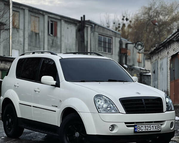 Білий Cанг Йонг Rexton, об'ємом двигуна 2.7 л та пробігом 275 тис. км за 8500 $, фото 1 на Automoto.ua