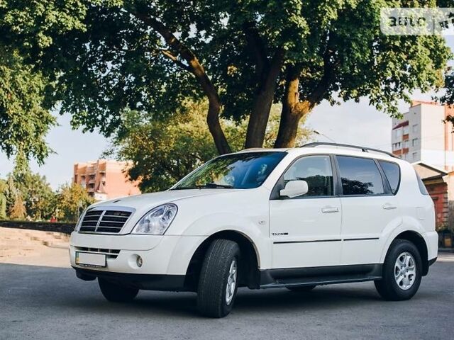 Білий Cанг Йонг Rexton, об'ємом двигуна 2.7 л та пробігом 226 тис. км за 9650 $, фото 1 на Automoto.ua