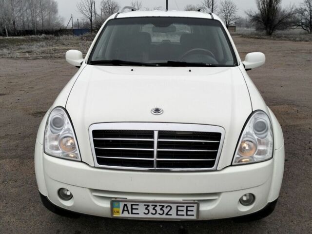 Білий Cанг Йонг Rexton, об'ємом двигуна 2.7 л та пробігом 288 тис. км за 8500 $, фото 1 на Automoto.ua
