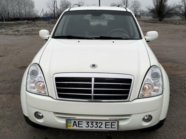 Білий Cанг Йонг Rexton, об'ємом двигуна 2.7 л та пробігом 288 тис. км за 8500 $, фото 1 на Automoto.ua