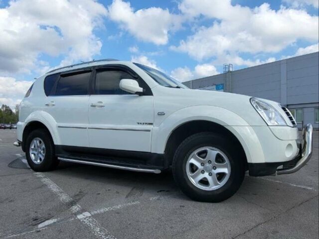 Білий Cанг Йонг Rexton, об'ємом двигуна 2.7 л та пробігом 115 тис. км за 9900 $, фото 1 на Automoto.ua