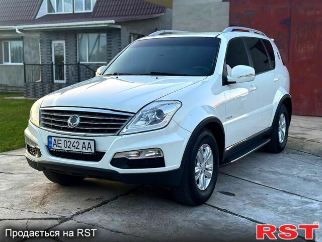 Белый Cанг Йонг Рекстон, объемом двигателя 2.7 л и пробегом 266 тыс. км за 12500 $, фото 1 на Automoto.ua