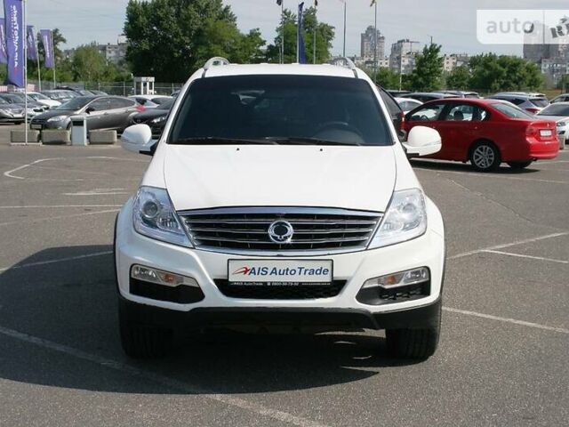 Білий Cанг Йонг Rexton, об'ємом двигуна 2.7 л та пробігом 63 тис. км за 9500 $, фото 1 на Automoto.ua