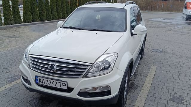 Белый Cанг Йонг Рекстон, объемом двигателя 2.7 л и пробегом 290 тыс. км за 11500 $, фото 1 на Automoto.ua