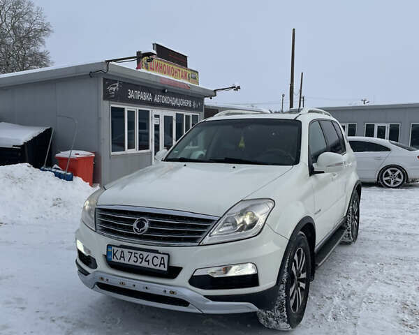 Белый Cанг Йонг Рекстон, объемом двигателя 2.7 л и пробегом 235 тыс. км за 11000 $, фото 1 на Automoto.ua