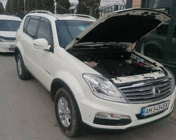 Белый Cанг Йонг Рекстон, объемом двигателя 2 л и пробегом 225 тыс. км за 11500 $, фото 1 на Automoto.ua