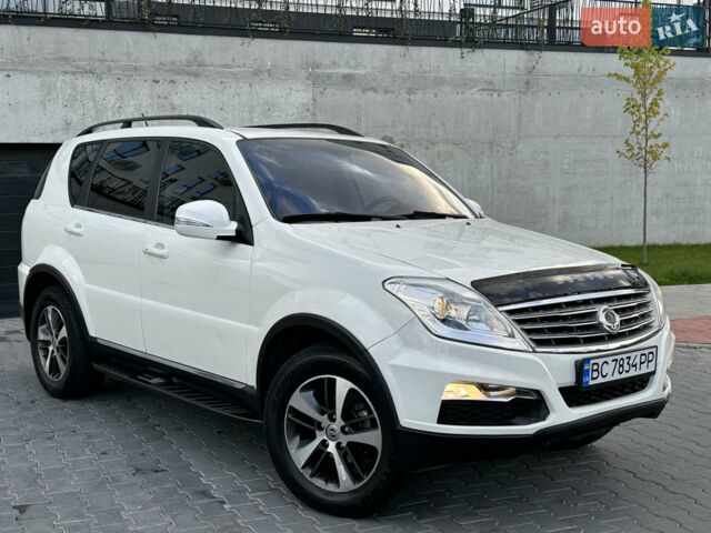 Білий Cанг Йонг Rexton, об'ємом двигуна 2.16 л та пробігом 100 тис. км за 17500 $, фото 1 на Automoto.ua