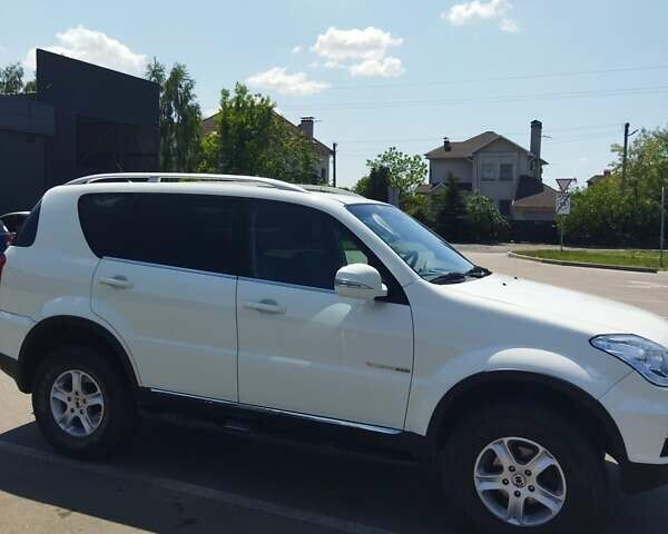 Белый Cанг Йонг Рекстон, объемом двигателя 2.2 л и пробегом 154 тыс. км за 14999 $, фото 1 на Automoto.ua