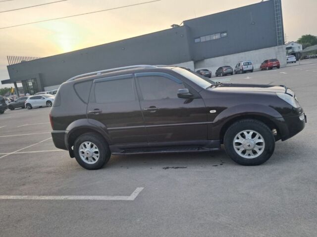 Чорний Cанг Йонг Rexton, об'ємом двигуна 2.7 л та пробігом 350 тис. км за 6800 $, фото 1 на Automoto.ua