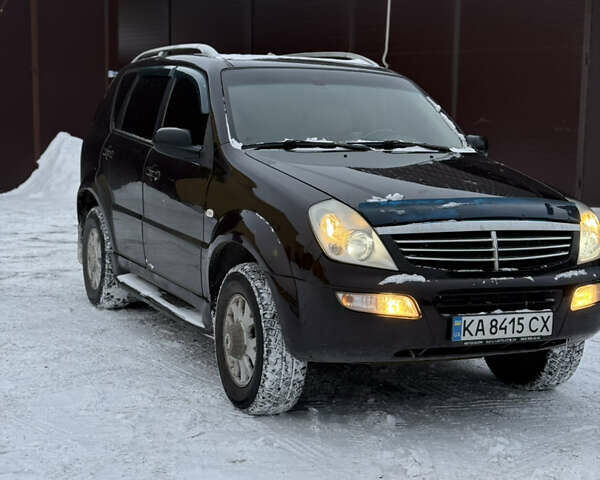 Черный Cанг Йонг Рекстон, объемом двигателя 2.7 л и пробегом 150 тыс. км за 5500 $, фото 1 на Automoto.ua