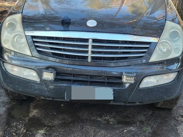 Черный Cанг Йонг Рекстон, объемом двигателя 2.7 л и пробегом 205 тыс. км за 3800 $, фото 1 на Automoto.ua