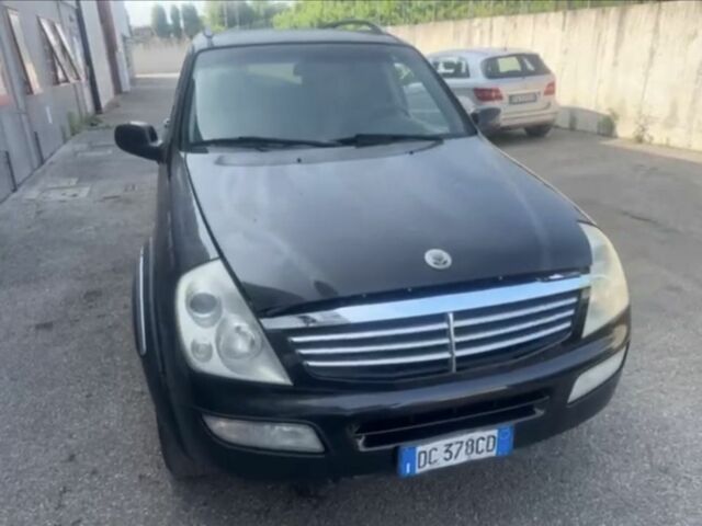Чорний Cанг Йонг Rexton, об'ємом двигуна 2.7 л та пробігом 195 тис. км за 3500 $, фото 1 на Automoto.ua