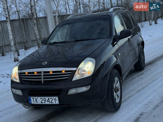 Черный Cанг Йонг Рекстон, объемом двигателя 2.7 л и пробегом 384 тыс. км за 4450 $, фото 1 на Automoto.ua