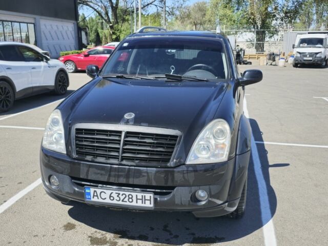 Черный Cанг Йонг Рекстон, объемом двигателя 2.7 л и пробегом 295 тыс. км за 6000 $, фото 1 на Automoto.ua