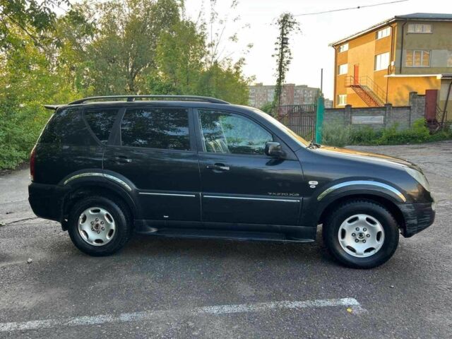 Черный Cанг Йонг Рекстон, объемом двигателя 2.7 л и пробегом 300 тыс. км за 3300 $, фото 1 на Automoto.ua