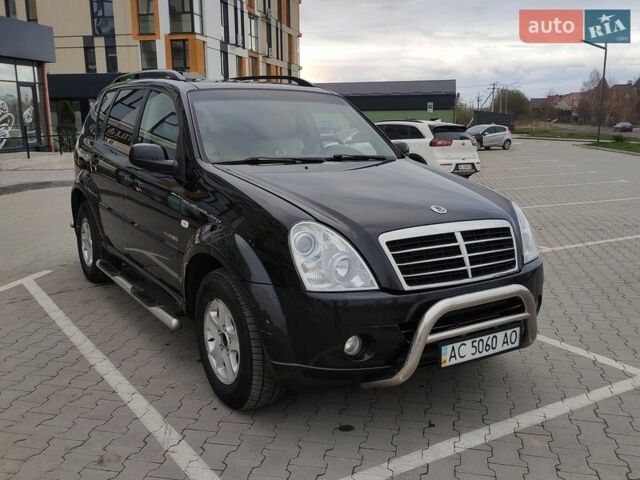 Черный Cанг Йонг Рекстон, объемом двигателя 2.7 л и пробегом 301 тыс. км за 9000 $, фото 1 на Automoto.ua