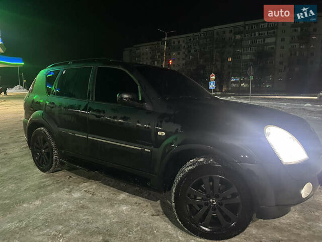 Черный Cанг Йонг Рекстон, объемом двигателя 2.7 л и пробегом 300 тыс. км за 8000 $, фото 1 на Automoto.ua