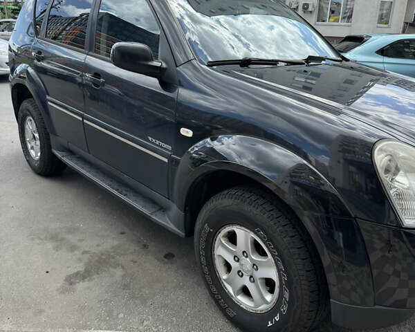 Черный Cанг Йонг Рекстон, объемом двигателя 2.7 л и пробегом 305 тыс. км за 8500 $, фото 1 на Automoto.ua