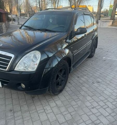 Черный Cанг Йонг Рекстон, объемом двигателя 2.7 л и пробегом 310 тыс. км за 8000 $, фото 1 на Automoto.ua