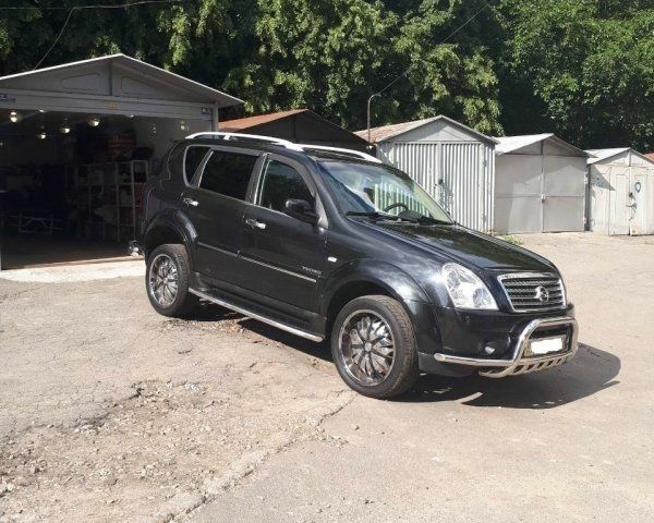 Чорний Cанг Йонг Rexton, об'ємом двигуна 2.7 л та пробігом 95 тис. км за 13000 $, фото 1 на Automoto.ua